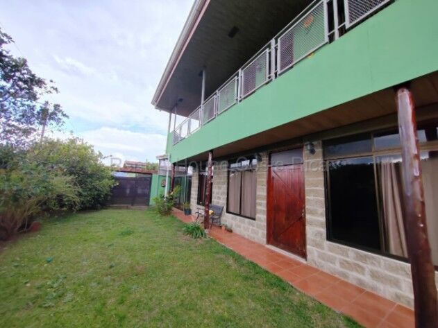 VENTA DE PROPIEDAD CON 3 CASAS, 1 TALLER, USO DE SUELO MIXTO.  en Granadilla, Curridabat, San José — $1,600,000