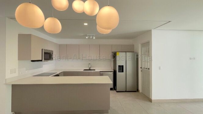 Vida de Club en su Propio Hogar: Casa Moderna con Amenidades Premium en Condominio en San Rafael, Escazú, San José — $2,300