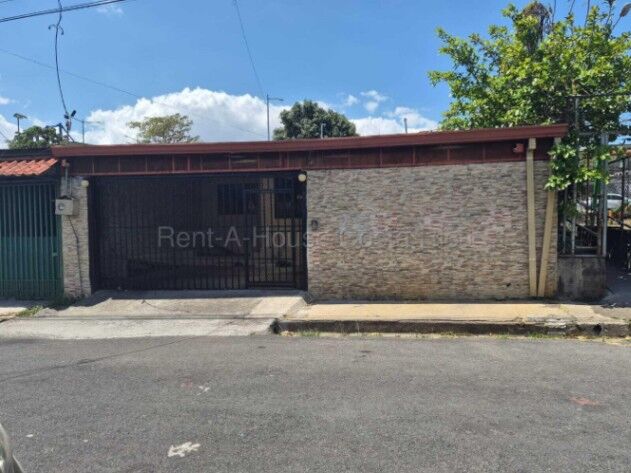 Amplia casa de 1 nivel con 4 habitaciones, patio techado y parqueo para 2 vehículos #26-1694 GS en Guadalupe, Goicoechea, San José — $170,000