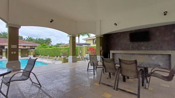 Elegancia y Confort en Condominio Almería: Residencia con Jardín Privado y BBQ en Pozos, Santa Ana, San José — $349,000