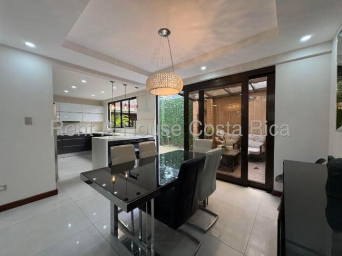 Casa moderna de tres niveles con 5 habitaciones y área social con deck #26-1463 GS en Pozos, Santa Ana, San José — $3,500