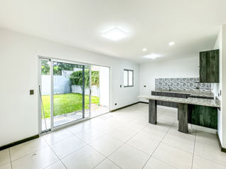 Se Alquila Moderna Casa de 2 Habitaciones en el Condominio Acacia en La Ceiba, Orotina, Alajuela — 680 000 ₡ - Foto 4 de 33