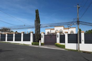 Casa de Lujo en Venta en Pinares de Curridabat – Elegancia Moderna en Sánchez, Curridabat, San José — $1,900,000 - Foto 2 de 40