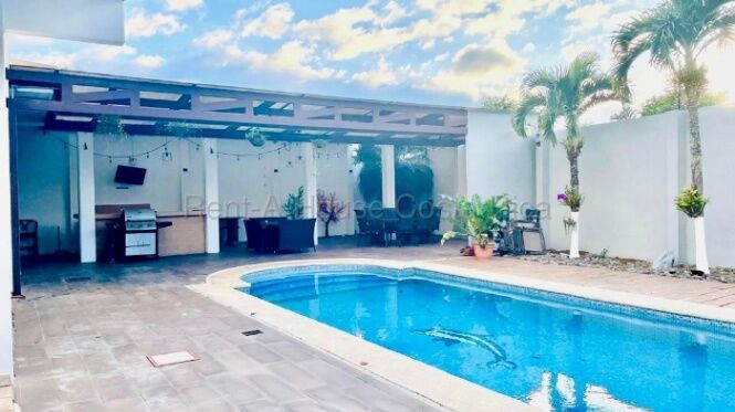 Venta de Casa de Lujo en Santo Domingo de Heredia. RAH 26-2169 en San Vicente, Santo Domingo, Heredia — ₡ 325 000 000