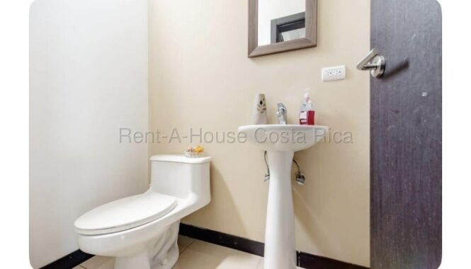 Venta de Casa en Mercedes de Heredia. RAH 26-1796 in Ulloa, Heredia — $260,000