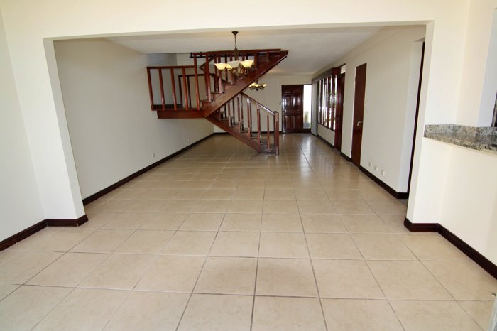 Venta casa de 2 pisos con jardín y terraza, Moravia. (FE) en San Vicente, Moravia, San José — $198,000 - Foto 2 de 17