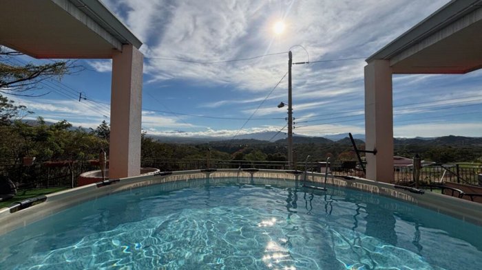 Amplia casa con piscina en comunidad cerrada en Atenas, Alajuela — $259,000 - Foto 2 de 19