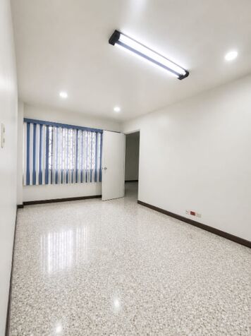 Se alquila amplio local comercial en San José centro, El Carmen, Avenida 5ta. in Carmen, San José — ₡ 400 000