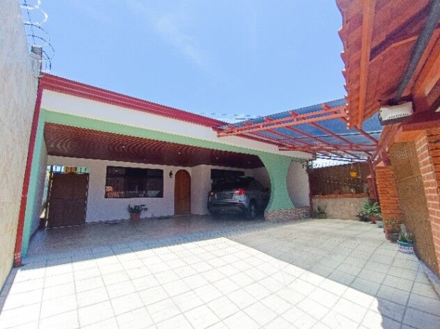 "Oasis Urbano: Casa de Lujo con Amplio Jardín y Apartamento Independiente" en Ipís, Goicoechea, San José — ₡ 159 000 000