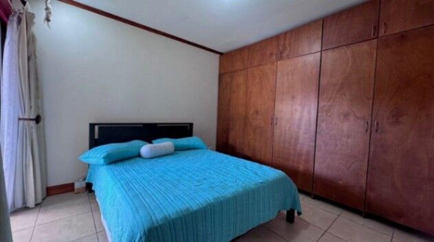 Se vende espaciosa casa con patio en Condominio Lomas de Granadilla 26-65 en Granadilla, Curridabat, San José — $325,000