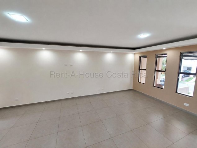 Venta de casa remodelada con amplio patio y amenidades #27-272 GS en San Francisco, Heredia — $240,000