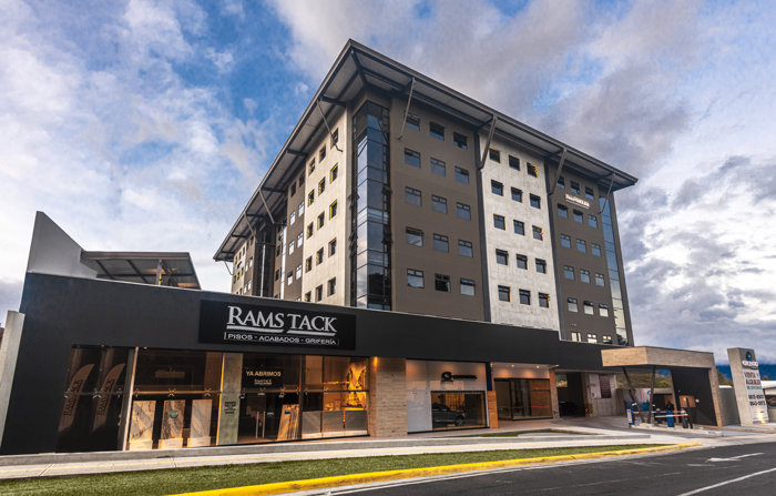 VENTA DE OFICINAS, SAN JOSE, CURRIDABAT, PINARES, OFICENTRO MOMENTUM en Curridabat, San José — $448,197