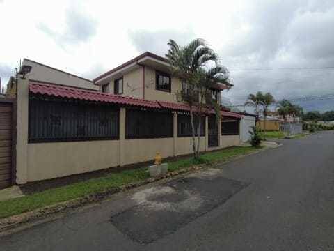 Se vende espaciosa casa con patio en Alajuela Centro 23-1444 in Alajuela — ₡ 142 000 000