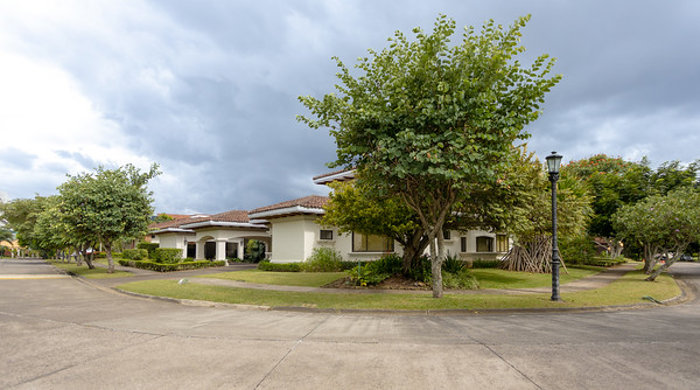 VENTA O ALQUILER  DE CASA EN CONDOMINIO BOSQUES DE LINDORA in Pozos, Santa Ana, San José — $899,000 - Photo 2 of 30