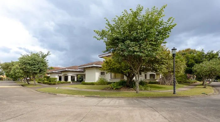 VENTA O ALQUILER  DE CASA EN CONDOMINIO BOSQUES DE LINDORA en Pozos, Santa Ana, San José — $899,000 - Foto 2 de 30