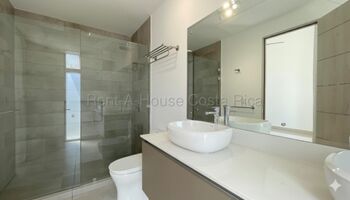 Vida de Club en su Propio Hogar: Casa Moderna con Amenidades Premium en Condominio in San Rafael, Escazú, San José — $2,300 - Photo 4 of 20