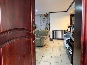 Elegancia y confort en tres niveles  Condominio en VENTA /OFC en Curridabat, San José — $330,000