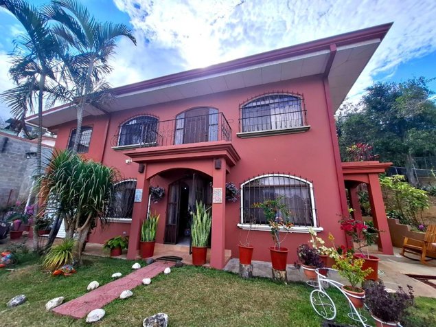 Venta de dos casas en amplio terreno en Escazú in San Rafael, Escazú, San José — $700,000