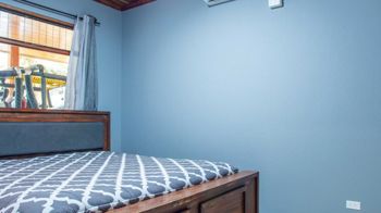 2 apartamentos, grande oficina y piscina en area exclusiva en Atenas, Alajuela — $350,000 - Foto 4 de 16