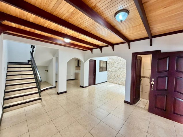 Venta Propiedad con 2 Apartamentos en Trejos Montealegre, Escazú in San Rafael, Escazú, San José — $400,000 - Photo 2 of 19