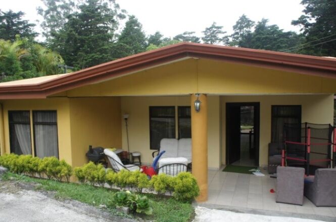 MLS-25-1038 VENTA PROPIEDAD CON 2 CASAS SAN RAFAEL HEREDIA en San Rafael, Heredia — $695,000