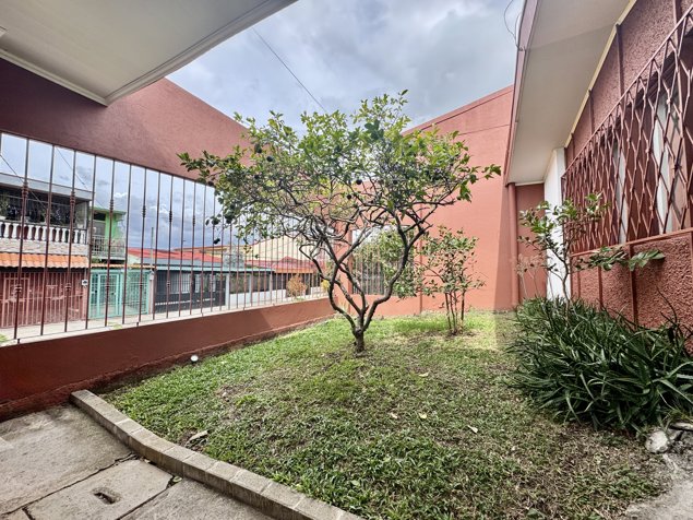 Venta de casa en Desamparados Centro - Independiente in Desamparados, San José — ₡ 118 000 000 - Photo 2 of 26