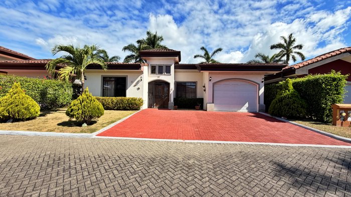 Venta casa contemporánea con piscina privada, Parrita. (FE) en Parrita, Puntarenas — $525,000