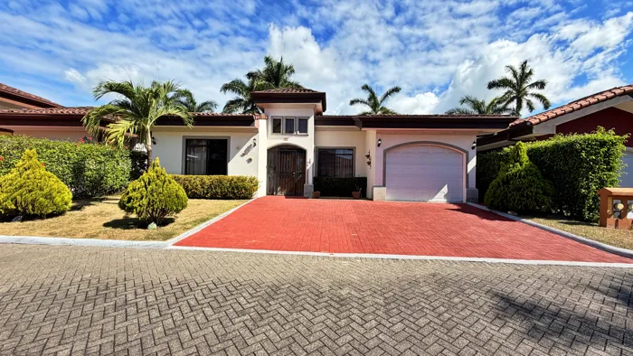Venta casa contemporánea con piscina privada, Parrita. (FE) in Parrita, Puntarenas — $525,000