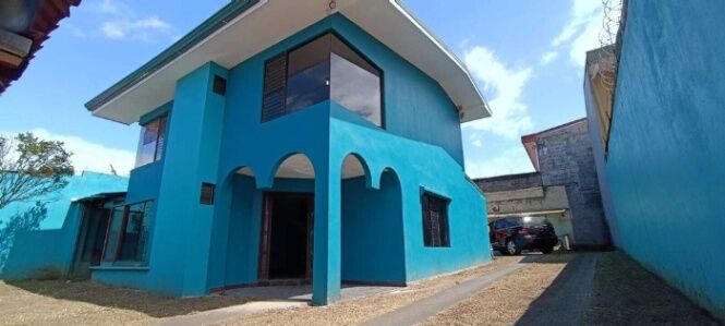 Se vende espaciosa casa con amplios espacios en Santo Domingo Heredia 24-659 in Santo Domingo, Heredia — $325,000