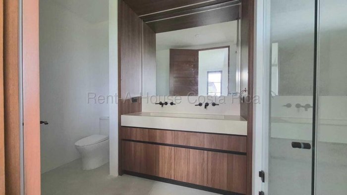 Venta de Casa de LUJO en HACIENDA LOS REYES-La Guácima de Alajuela. RAH 26-1868 en Guácima, Alajuela — $300,000 - Foto 3 de 19