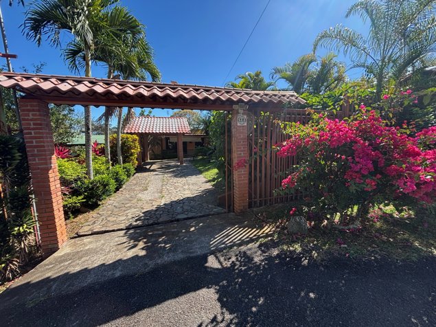 Preciosa casa estilo bungalow a solo 4 minutos del centro de Atenas en Atenas, Alajuela — $239,000 - Foto 3 de 25