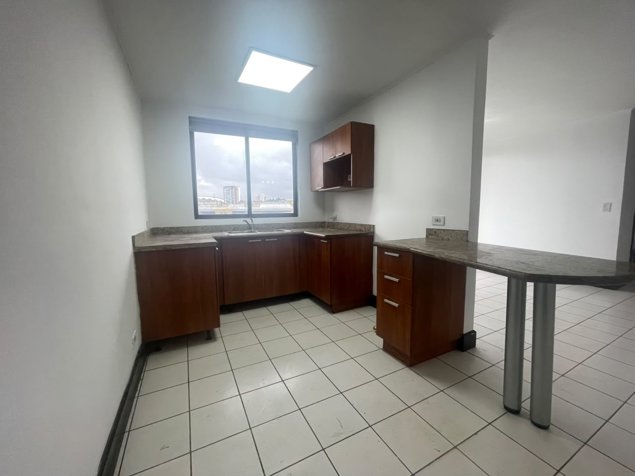 Venta de Oportunidad PentHouse Brisas del Oeste en Mata Redonda, San José — $225,000 - Foto 2 de 35