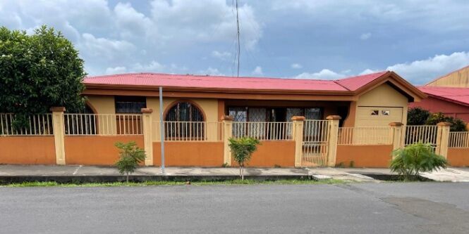 SE VENDE GRANDE Y BELLA PROPIEDAD Y CASA EN ATENAS.  en Atenas, Alajuela — ₡ 150 000 000