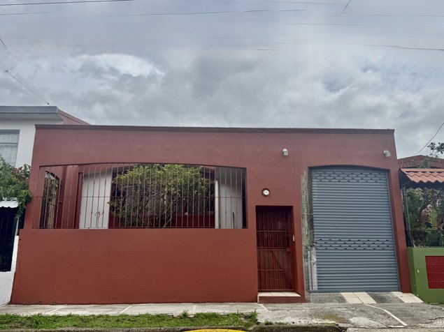 Venta de casa en Desamparados Centro - Independiente in Desamparados, San José — ₡ 118 000 000
