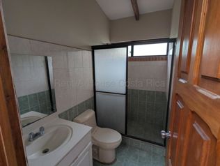 Venta de casa de una planta con jardín y vistas en Alto de Las Palomas #27-406 GS in San Rafael, Escazú, San José — $377,670 - Photo 5 of 11