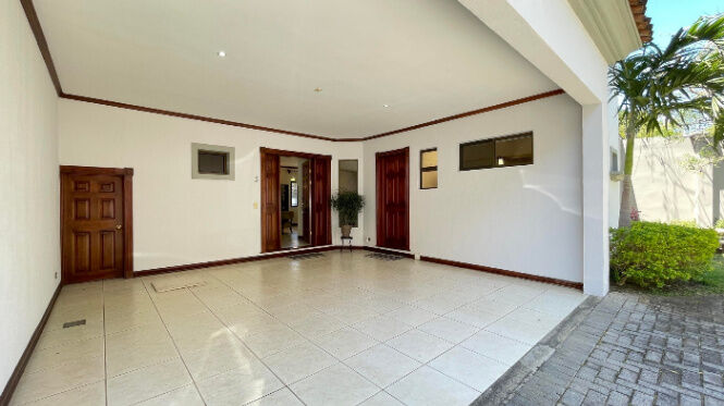 RAH OFRECE Hermosa casa esquinera en venta de dos plantas OFC /AD in Escazú, San José — $252,000