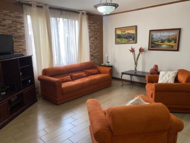 Casa en venta en Sabanilla de Montes de Oca, San José – 3 hab. y 3 baños en zona residencial in Sabanilla, Montes De Oca, San José — $195,000