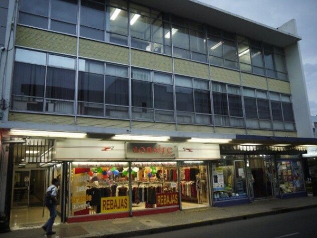 Venta o Alquiler de Edificio Comercial  de 3 Pisos ubicado en San José Centro en Carmen, San José — $1,300,000