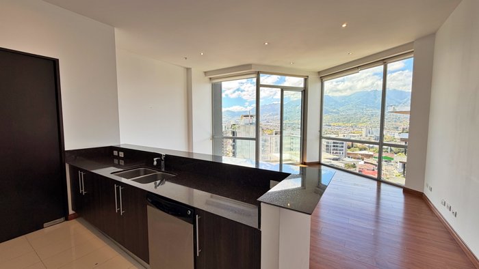 Venta/Alquiler apto con vista a la montaña y ciudad, Rohrmoser. (FE) en Pavas, San José — $220,000 - Foto 3 de 19
