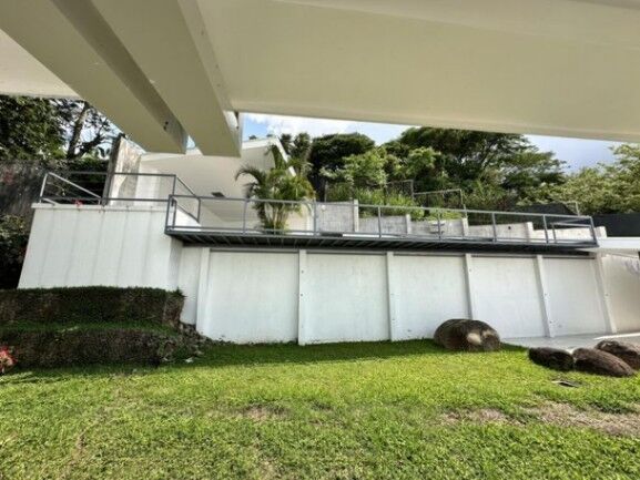 Se vende lujosa casa con piscina y amplio lote en Rio Oro 25-1146 en Pozos, Santa Ana, San José — ₡ 575 000