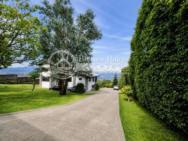 🏡 Se Vende Casa con Amplio Terreno y Vista Panorámica 360° #3009 in San José de La Montaña, Barva, Heredia — $620,000 - Photo 3 of 20