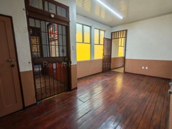 MLS-27-163 KQ ALQUILER LOCAL COMERCIAL EL CARMEN SAN JOSE CONTACTENOS AL # 88987222 in Carmen, San José — ₡ 125 000