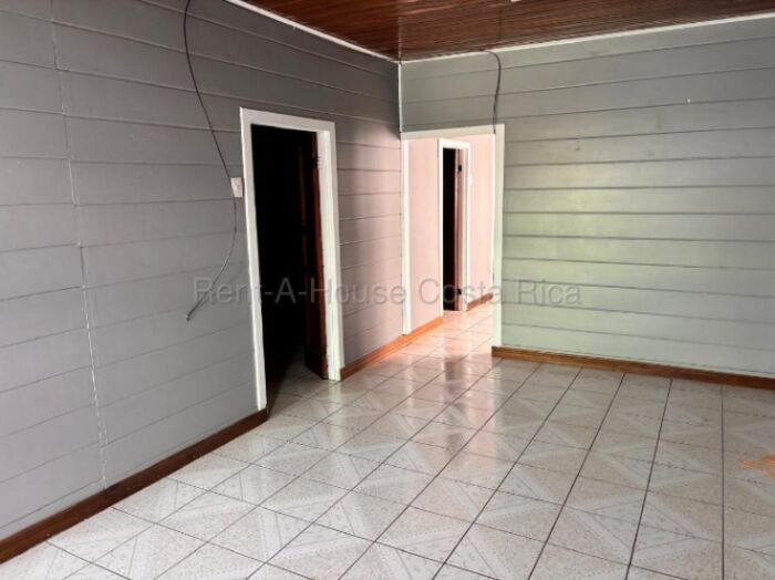 VENTA DE PROPIEDAD CON 2 APARTAMENTOS, 1 CASA Y 1 LOCAL CERCA DEL HOPITAL DE HEREDIA. in Heredia — ₡ 150 000 000