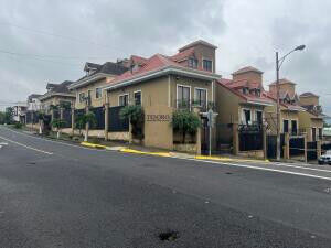 Elegancia y confort en tres niveles  Condominio en VENTA /OFC en Curridabat, San José — $330,000