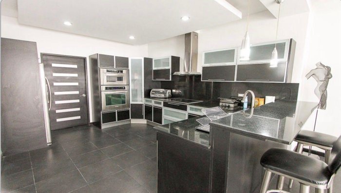 Alquiler de moderna casa ubicada en Trejos Montealegre Escazú en Escazú, San José — $3,000 - Foto 3 de 12