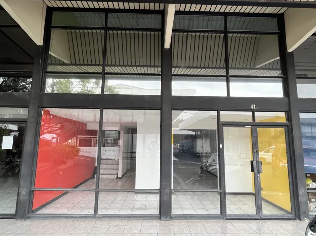 ALQUILO OFICINA / LOCAL EN SABANA en Mata Redonda, San José — ₡ 880 000