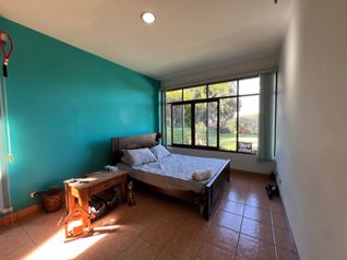 Venta de casa rodeada de jardines en ubicación céntrica #26-1295 GS en San Rafael, Escazú, San José — $850,000 - Foto 5 de 10