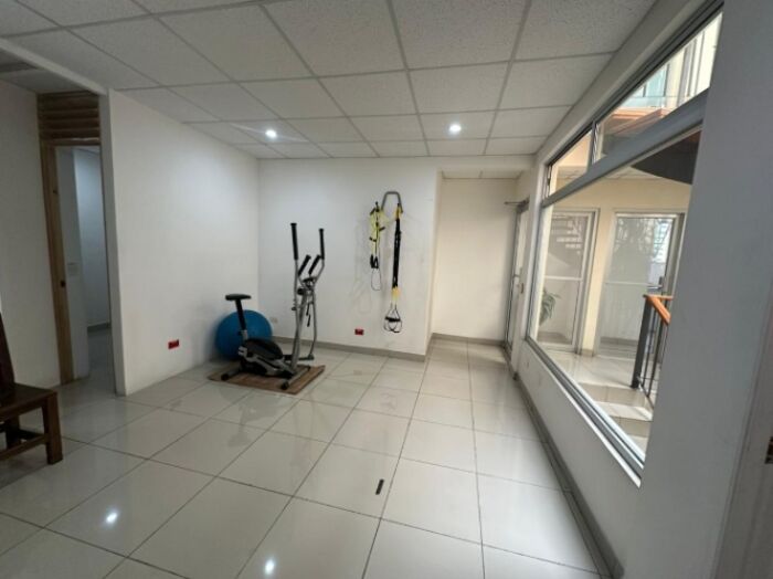 En venta edificio de tres pisos en Llorente de Tibás en Anselmo Llorente, Tibás, San José — $700,000