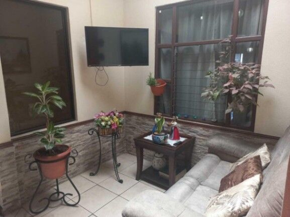 Se vende espaciosa casa con patio en Heredia Centro 24-736 en Heredia — ₡ 120 000 000 - Foto 2 de 20
