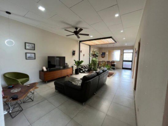 Se alquila espacioso apartamento con jardín en Escazú 26-750 en Escazú, San José — $1,100